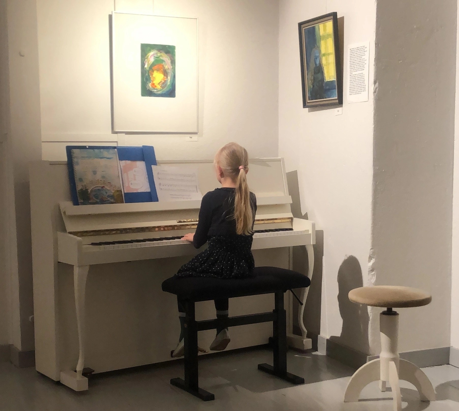 tyttö soittaa pianoa